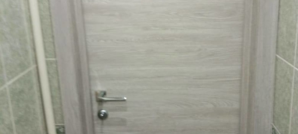 Установили дверь в ванной комнате